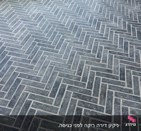 רצפת אריחים נקייה עם דוגמת זיגזג